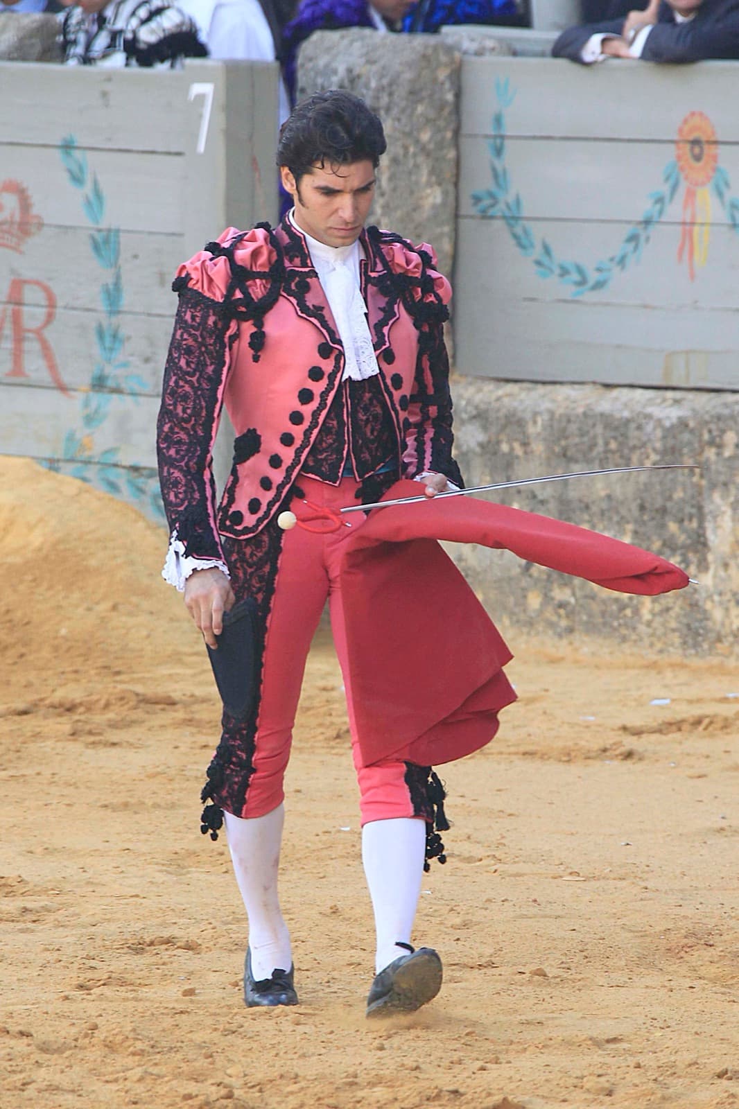 Cayetano Rivera con traje goyesco rosa y negro, con la muleta y el estoque, en el ruedo de Ronda