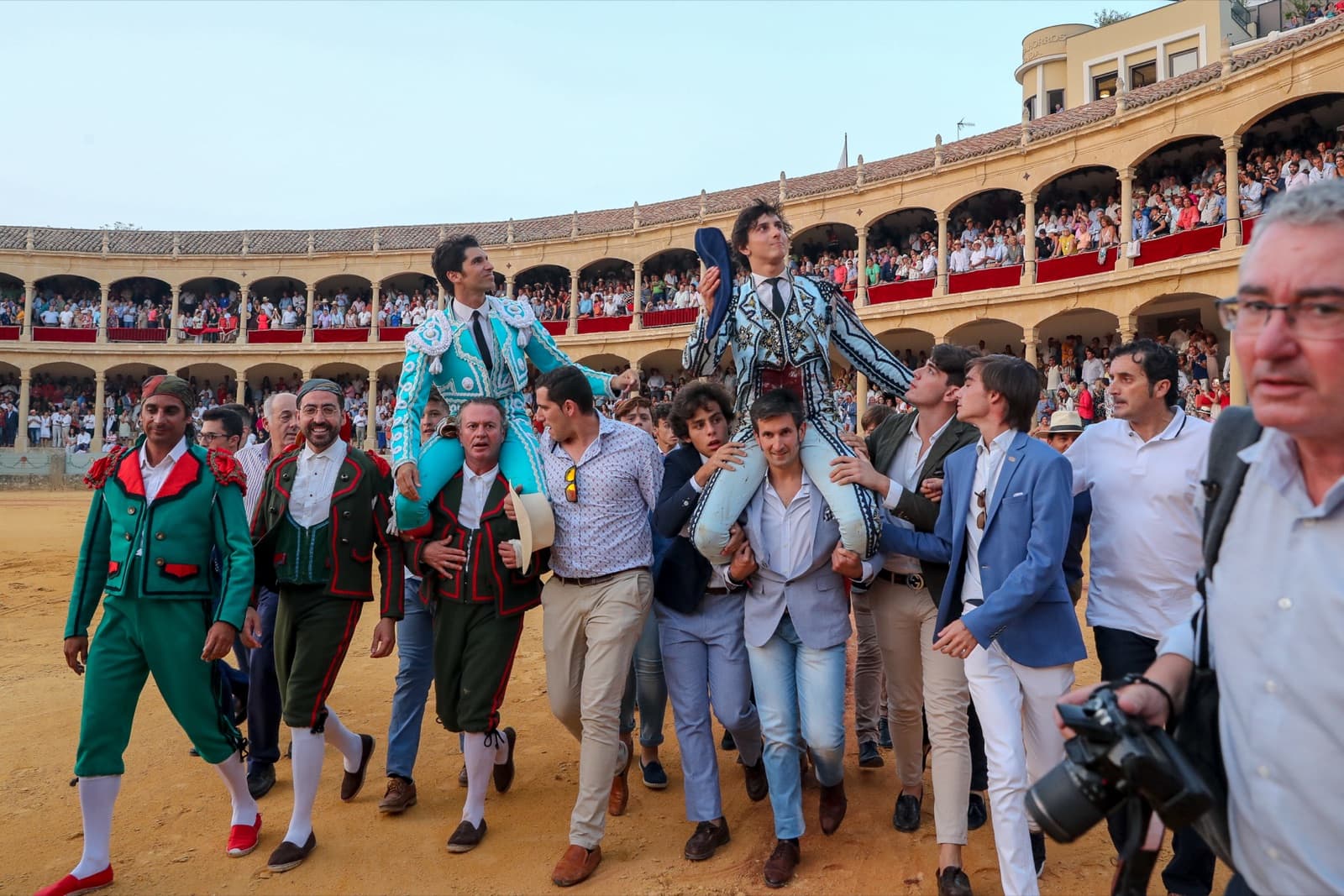 Cayetano Rivera y Andrés Roca Rey salen a hombros de la plaza de Ronda, escoltados por los mulilleros de goyesco, en 2018