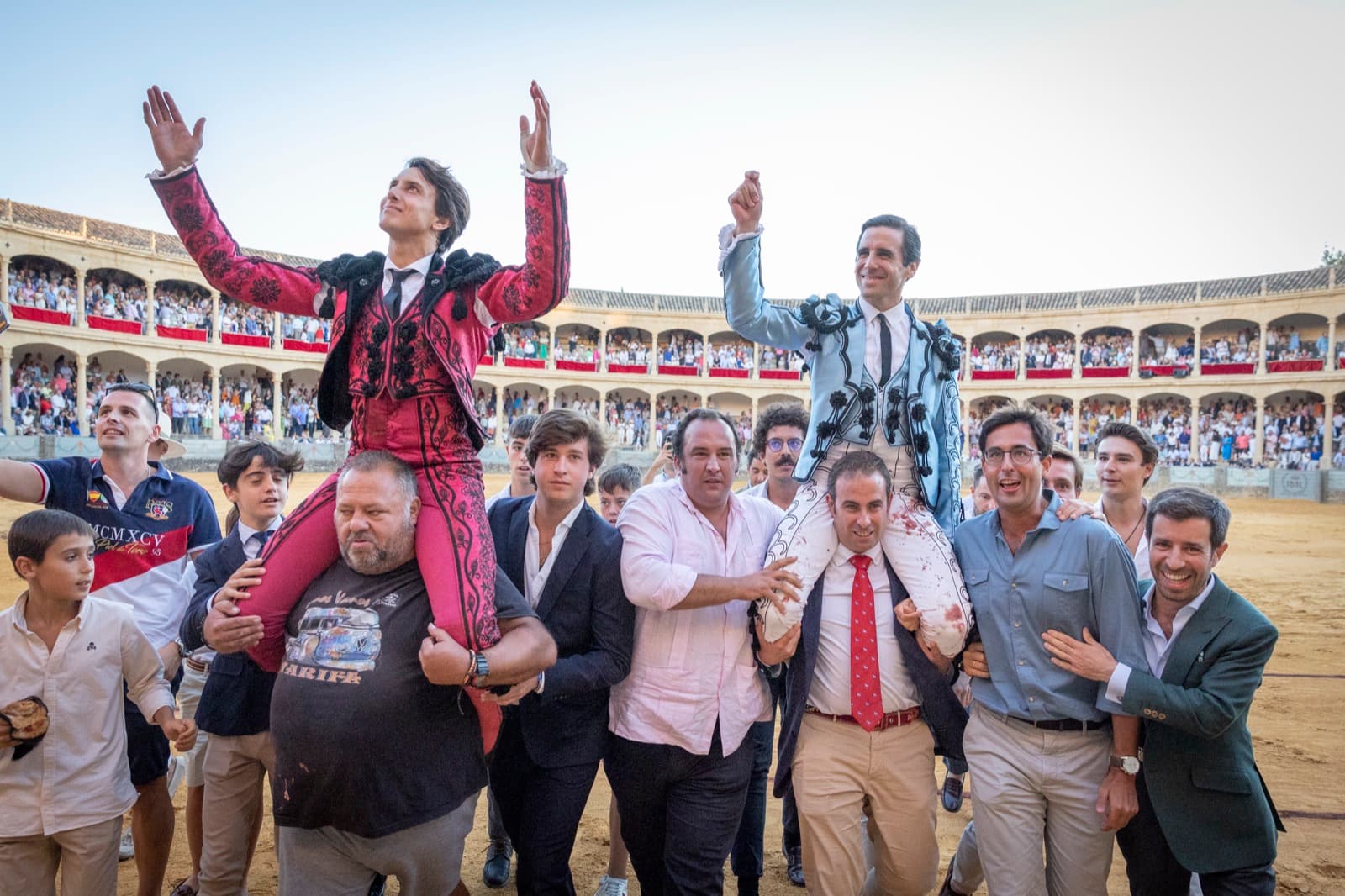 Andrés Roca Rey y Juan Ortega salen a hombros a la vez, rodeados de aficionados, tras la Goyesca de 2022