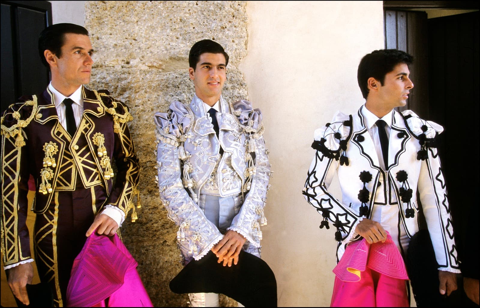Los matadores Joselito, Morante de la Puebla y Francisco Rivera Ordóñez posan con sus trajes goyescos y los capotes de paseo antes de la Goyesca de 2000