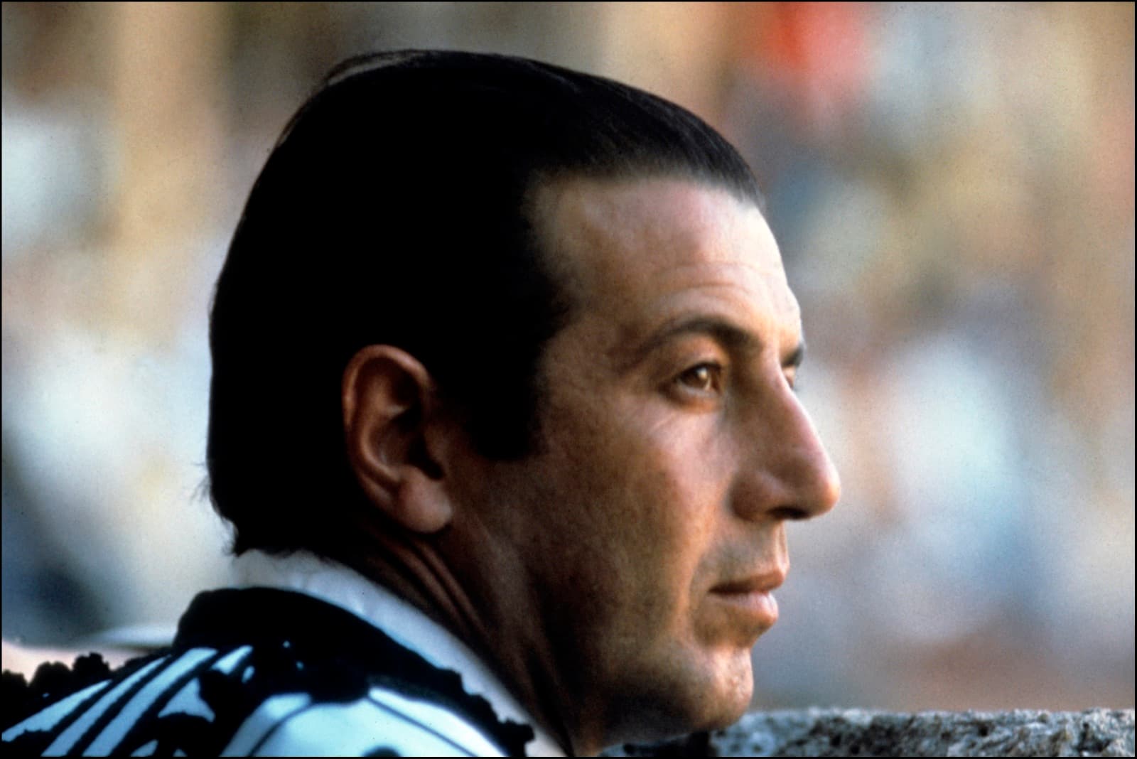 Retrato de perfil de Antonio Ordóñez tras el burladero durante la Corrida Goyesca de 1980