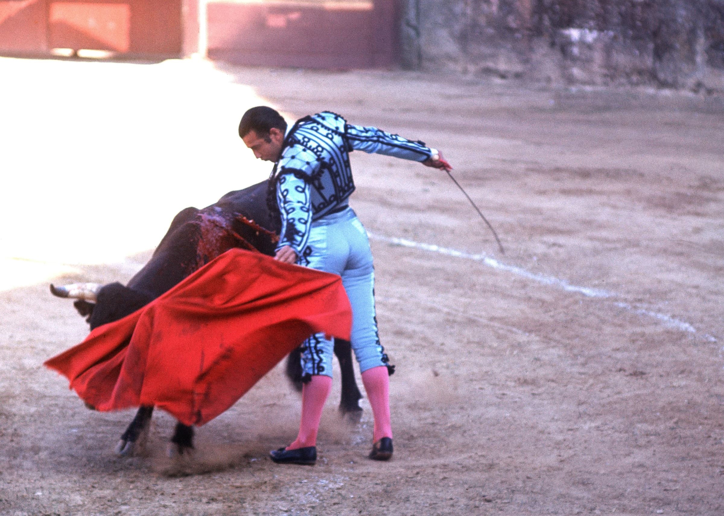 Antonio Ordóñez entra a matar en una Corrida Goyesca de Ronda, en una fotografía de época